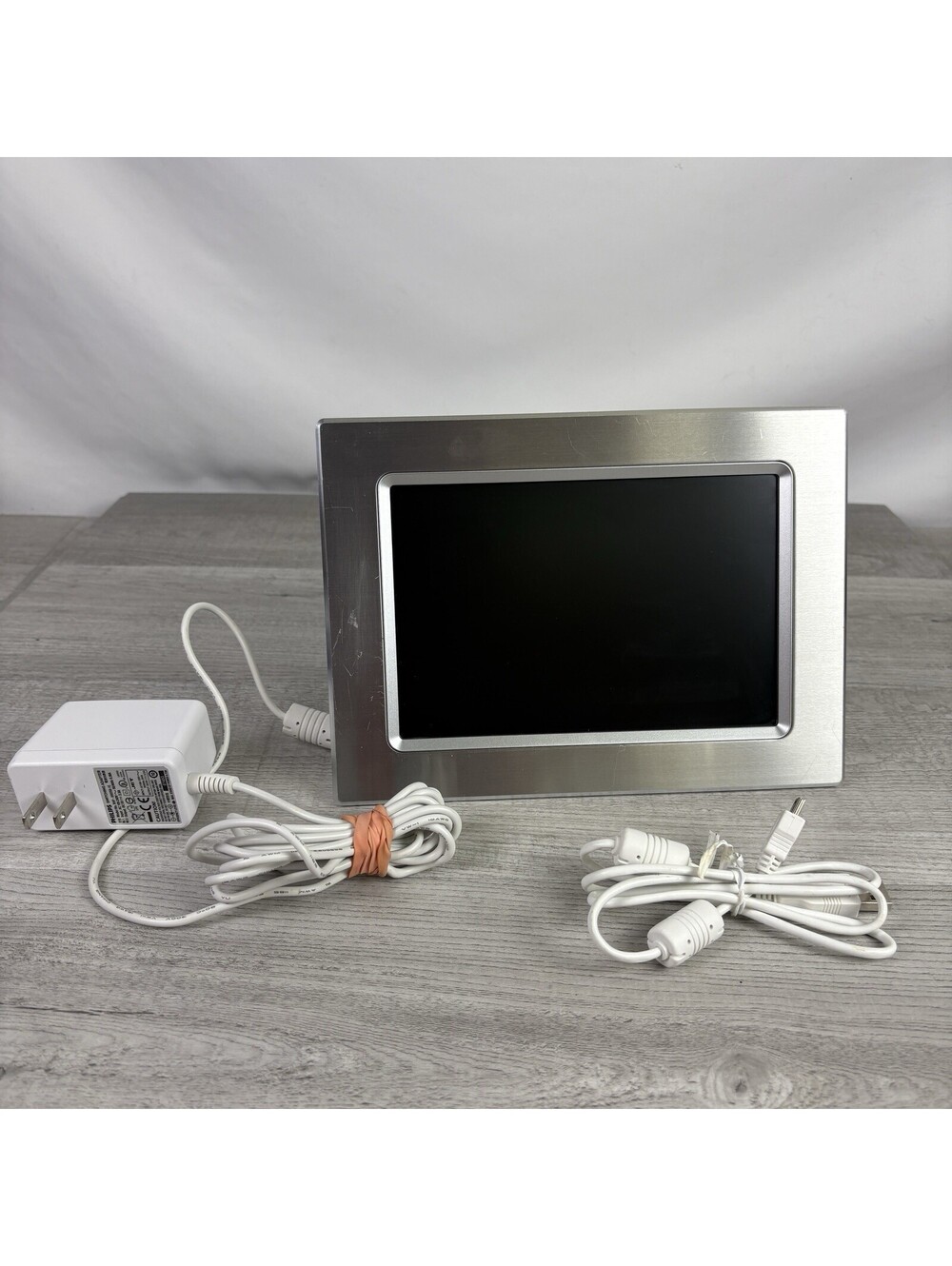 Philips PhotoFrame 9FF2CME/37 digital picture frame. 9” LCD